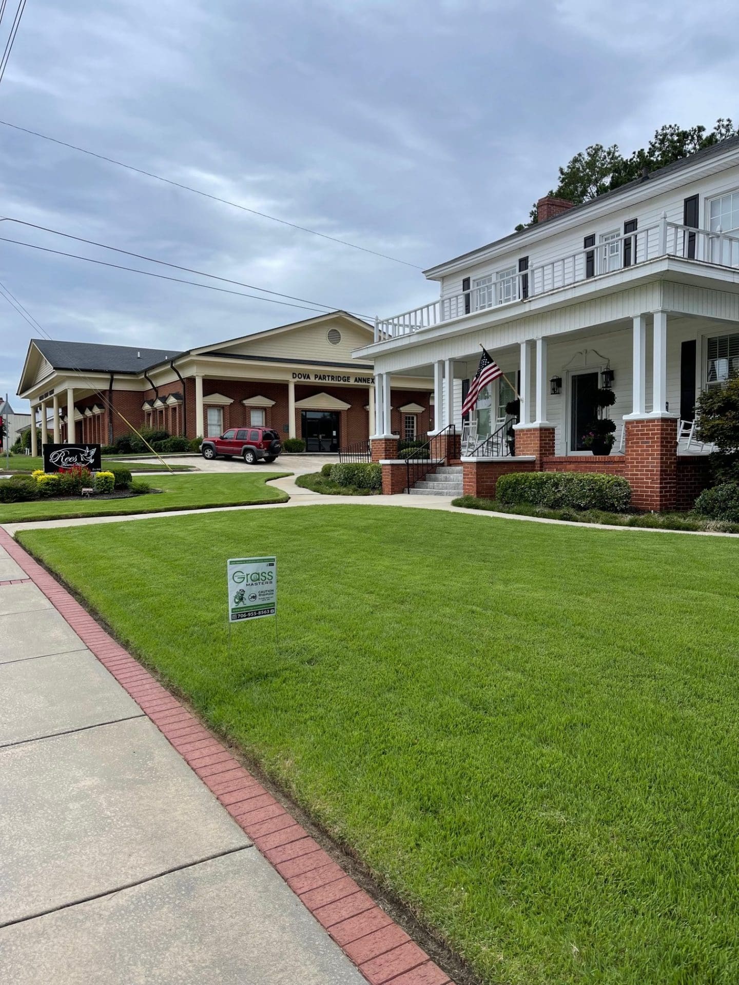 Lawn care service in Georgia with commercial property lawn