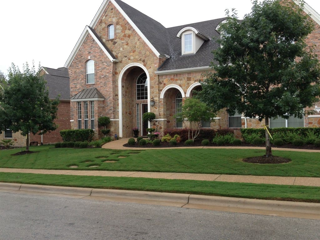 Lawn care service in Georgia with large suburban home lawn